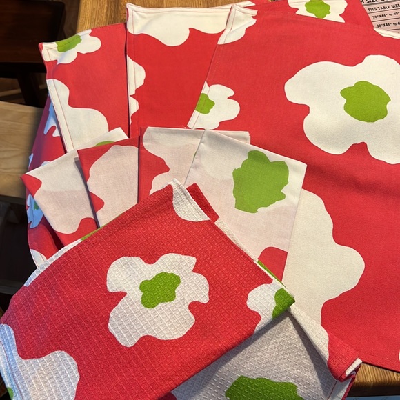 Tablecloth, placemats, napkins and hand towel set - Picture 3 of 3